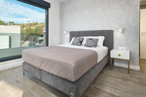 5 bedrooms, iron/ironing board, WiFi