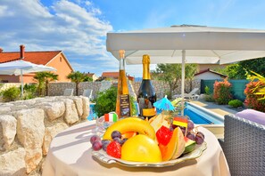 Outdoor dining - Ferienwohnung in Luxus Villa mit Pool, 4/5 Zimm. 6 Per (Zadar)