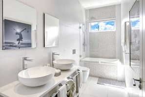 Combined shower/tub, hair dryer, towels