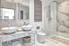 Ensemble douche/baignoire, sĂšche-cheveux, serviettes fournies