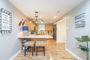 Fridge, microwave, oven, stovetop - Beavers Bungalow-Hot-tub/WIFI (Mineral)