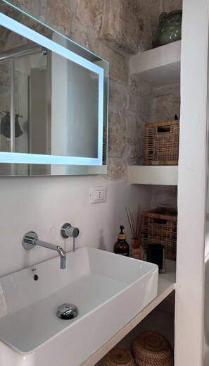 Douche, séchoir à cheveux, serviettes fournies, savon