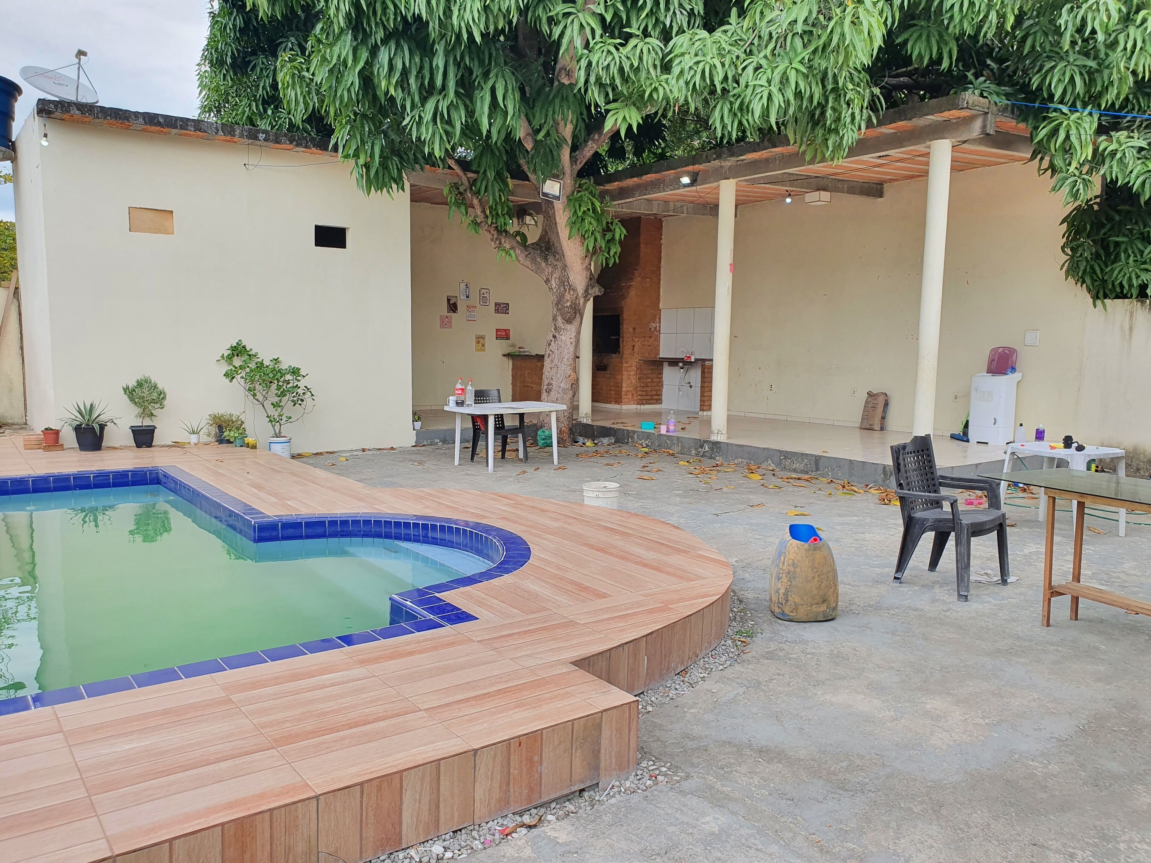 LARGE HOUSE WITH POOL