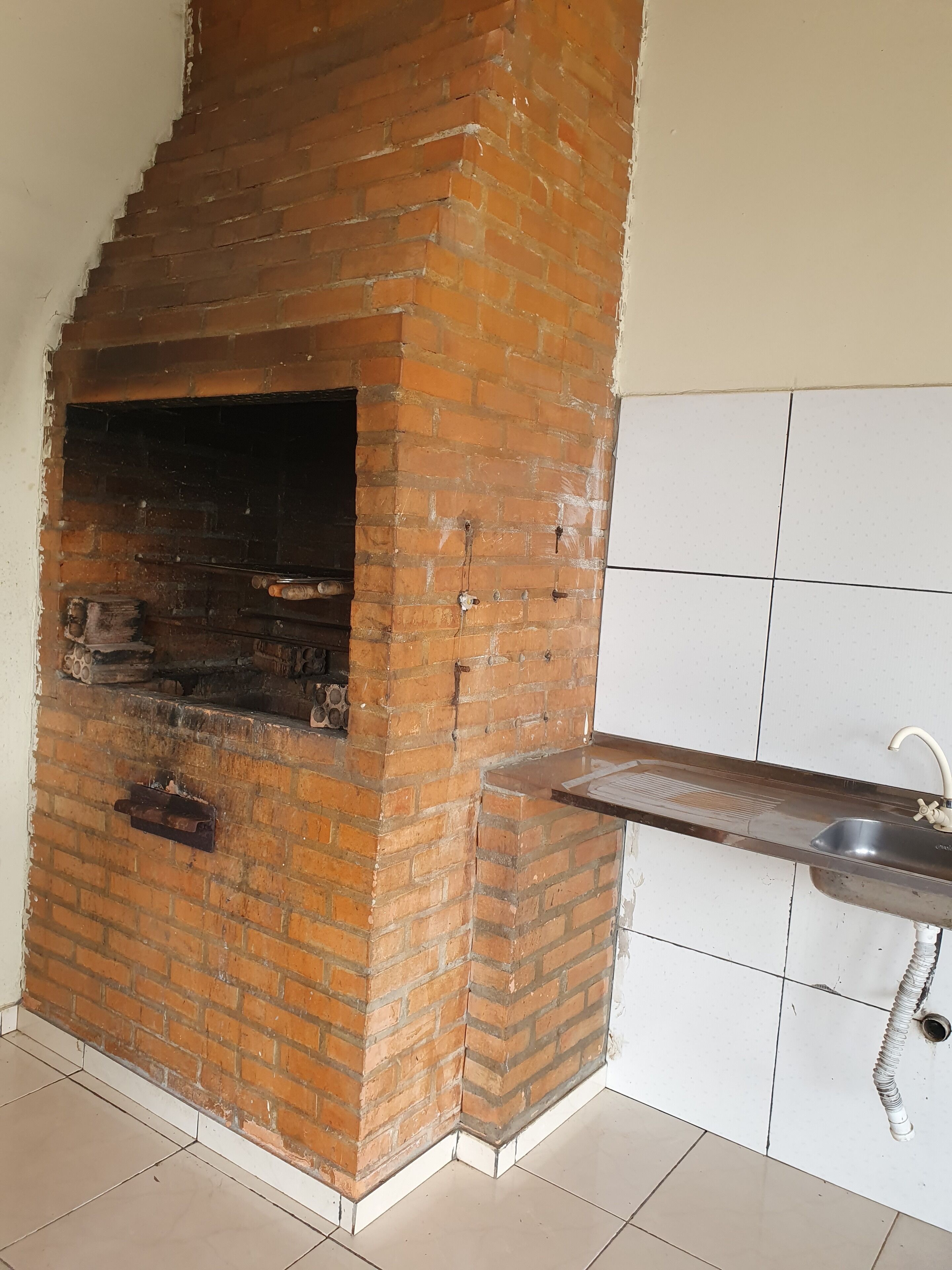 LARGE HOUSE WITH POOL