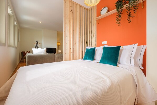 1 bedroom, desk, internet, bed sheets