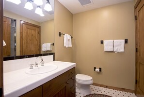 Condo Cao cấp | Phòng tắm | Bồn tắm và buồng tắm vòi sen riêng, khăn tắm 