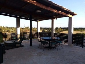 Outdoor dining - Gîte, 102 m2, large private terrace.  Swimming pool/parking area on the property (Saint-Nazaire-d'Aude)