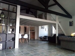 Interior - Gîte, 102 m2, large private terrace.  Swimming pool/parking area on the property (Saint-Nazaire-d'Aude)