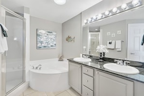 Combined shower/bathtub, jetted bath, hair dryer, towels - CALYPSO CORNER, INSANE VIEWS, OWNER MANAGED, SAVE MONEY, PANAMA CITY ON BEACH !! (Panama City Beach)