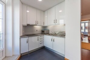 Geladeira, micro-ondas, cooktop