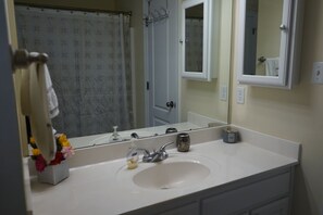 Combined shower/tub, hair dryer, towels, shampoo - Spacious, 3BR Mins from LSU Stadium (Baton Rouge)