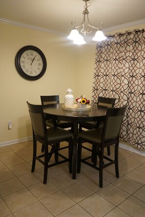 Dining - Spacious, 3BR Mins from LSU Stadium (Baton Rouge)