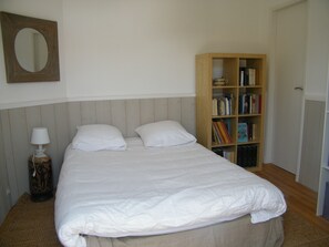 4 bedrooms, iron/ironing board, bed sheets