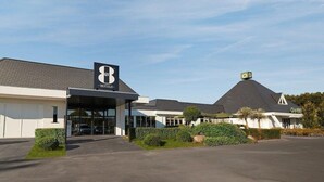 A hotel with a modern design, featuring a prominent '8' logo and a covered entrance. - Gr8 Hotel Sevenum (Sevenum)