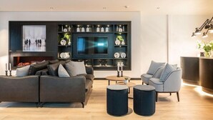 A modern living room with a sofa, armchairs, and a coffee table. - Gr8 Hotel Sevenum (Sevenum)