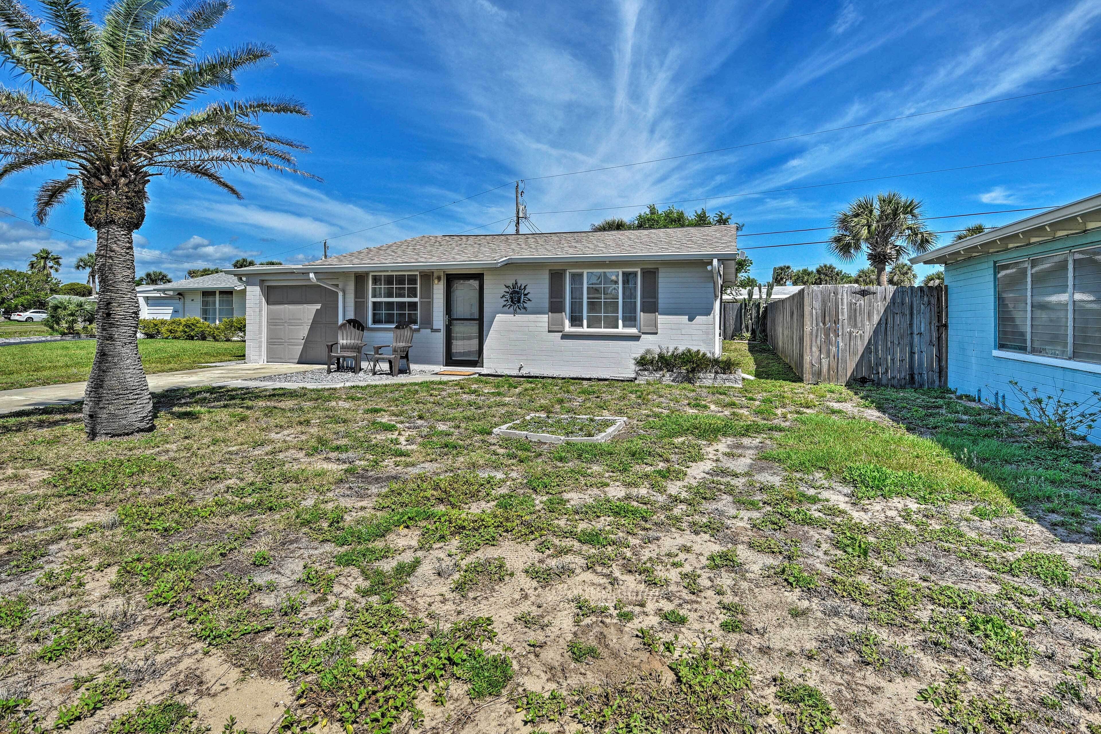 Cozy Ormond Beach Bungalow w/ Yard: Walk to Shore!