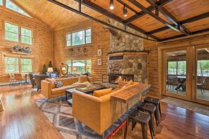 TV, fireplace, books, music library - Near Winter Sports: Rapid City Group Retreat (Rapid City)