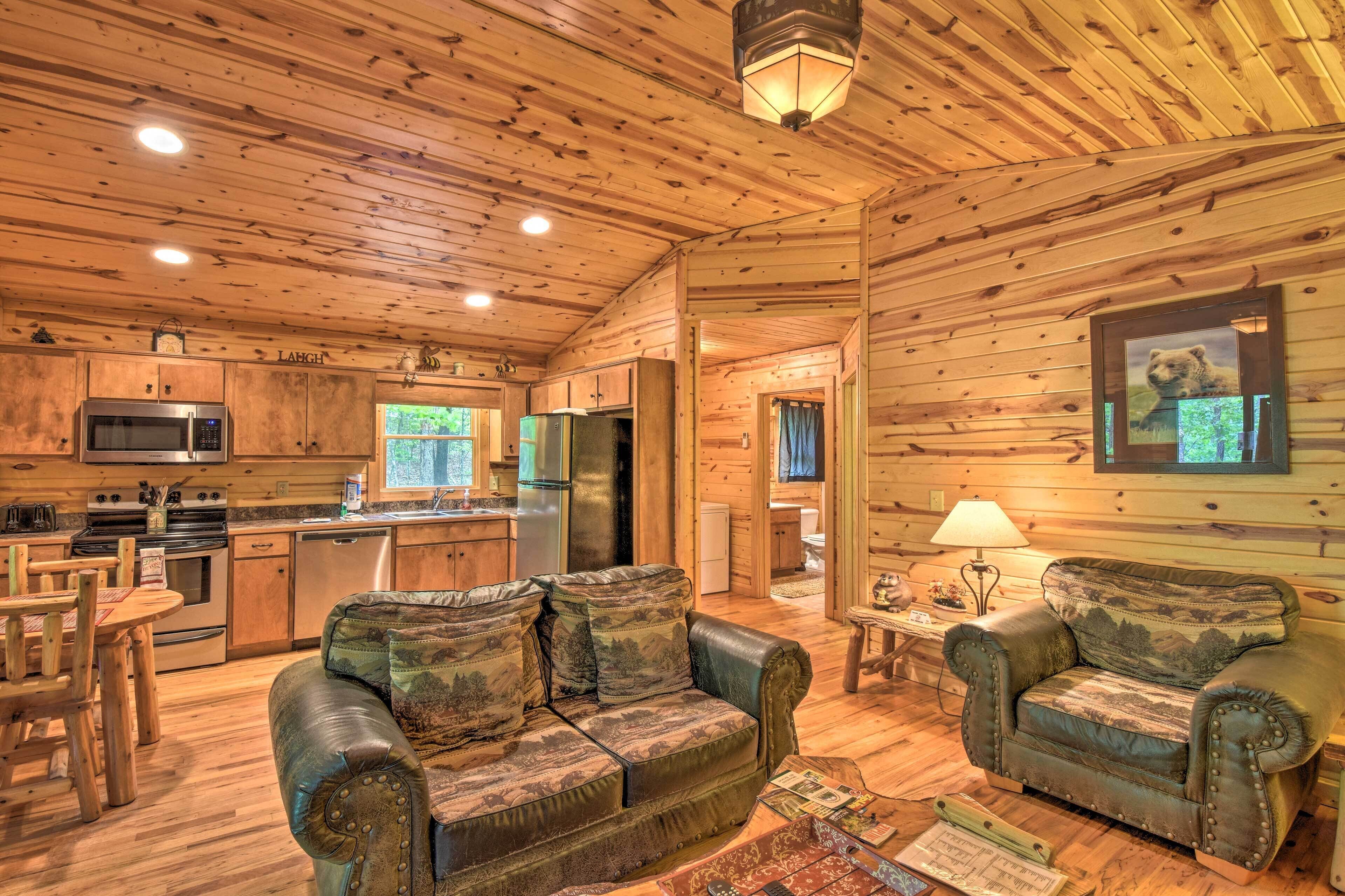 ‘The HoneyBee’ Cabin w/ Private Porch + Hot Tub