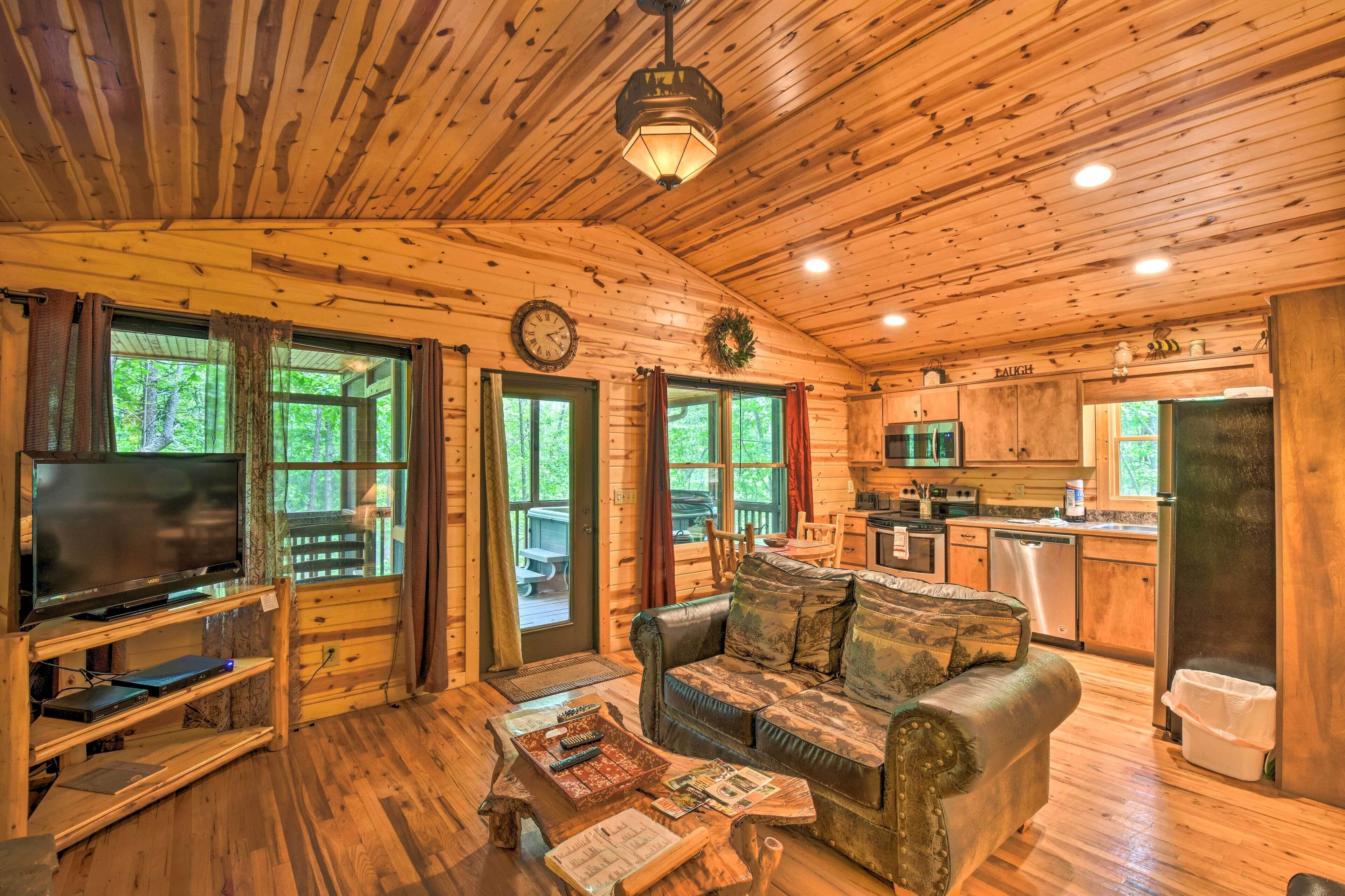 ‘The HoneyBee’ Cabin w/ Private Porch + Hot Tub