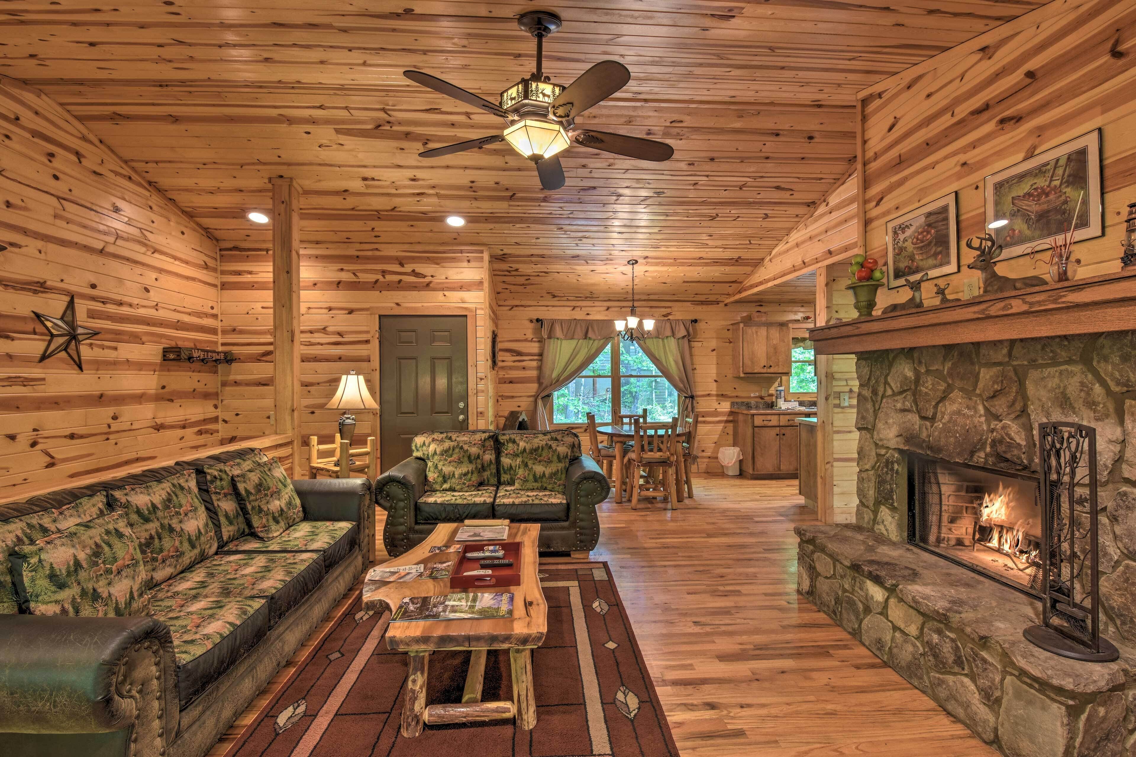 ‘The Wishing Well’ Cabin w/ Pool Table & Firepit!