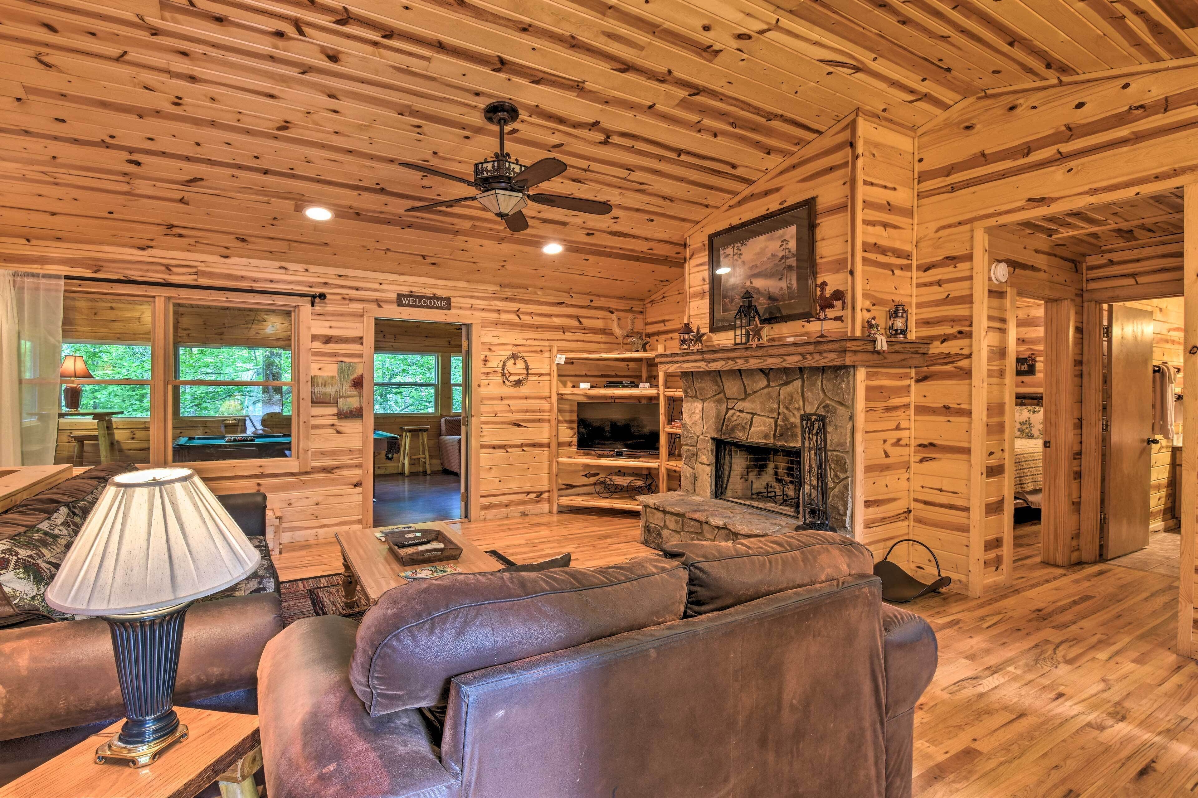 ‘The Wishing Well’ Cabin w/ Pool Table & Firepit!