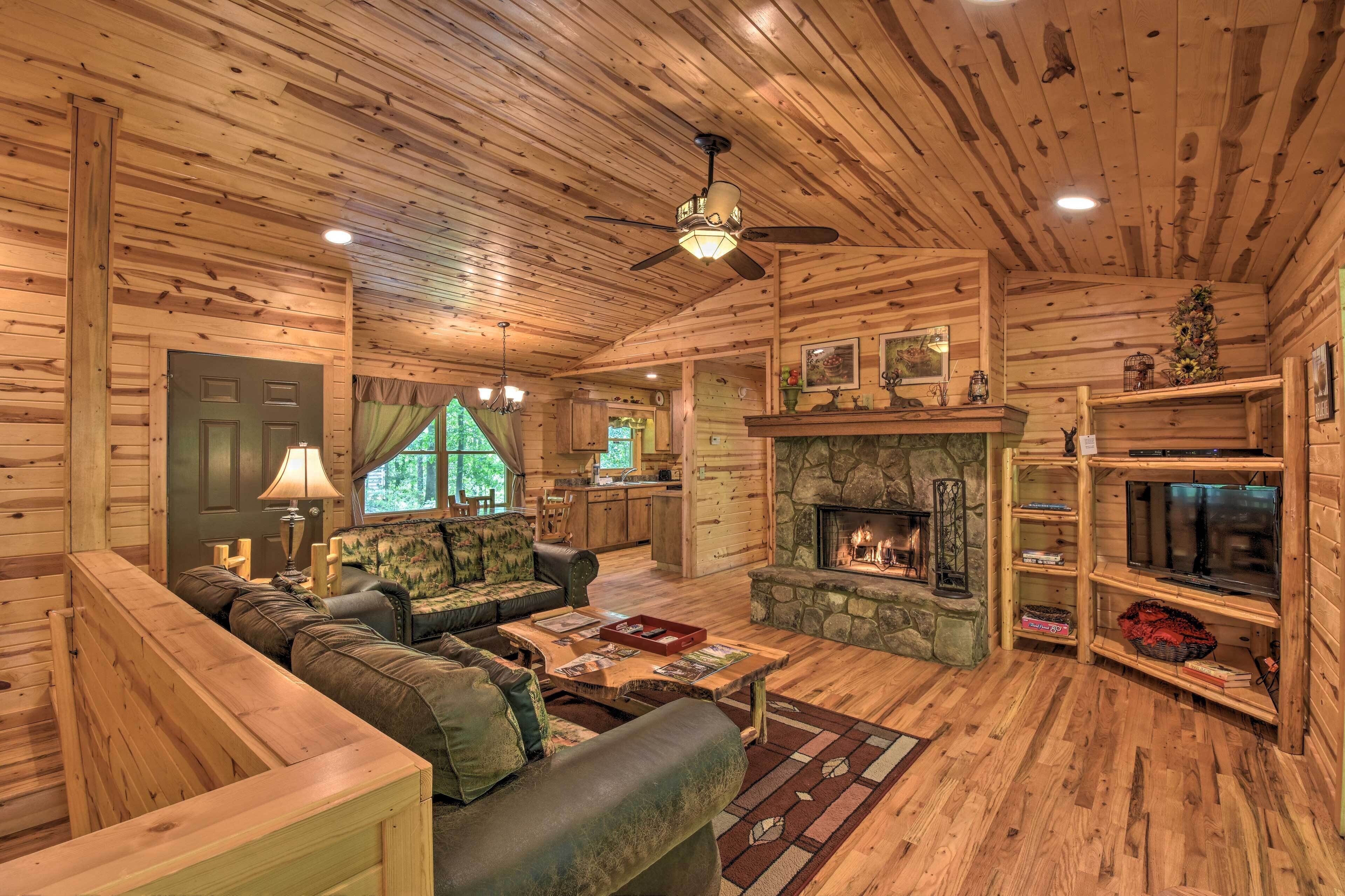 ‘The Wishing Well’ Cabin w/ Pool Table & Firepit!
