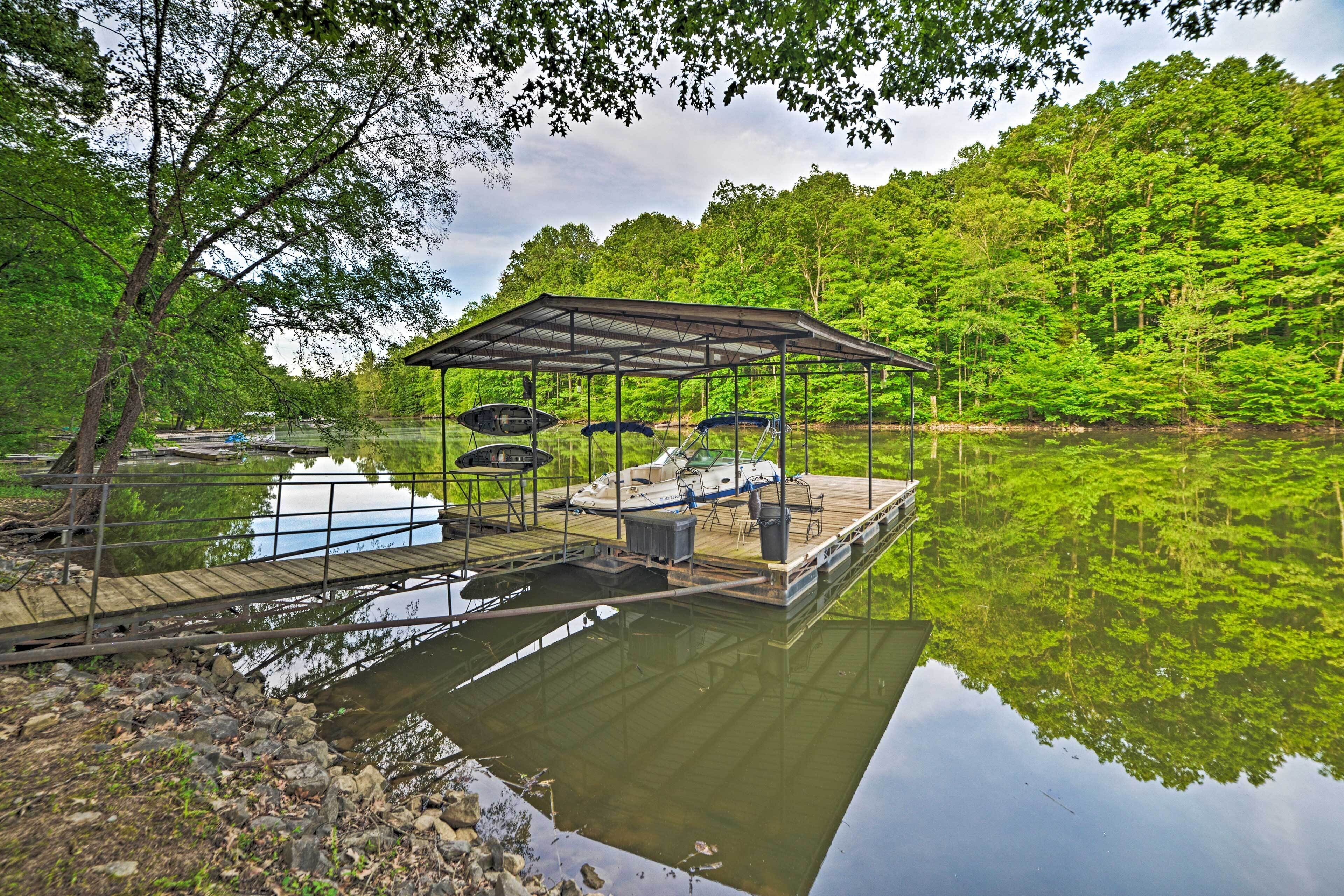 Lake Barkley Home: Private Dock, Kayaks, Fire Pit!