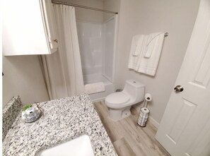 Duschwanne, Haartrockner, Handtücher, Seife