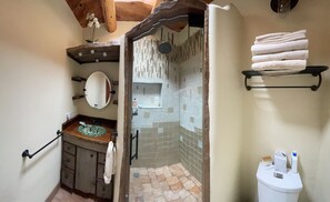 Combined shower/bathtub, hair dryer, bidet, towels - Beautiful Adobe in the historic Eastside near Canyon Road. 30+ nights stays only (Santa Fe)