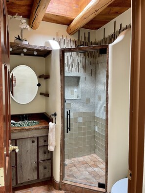 Bañera con ducha, secador de pelo, bidet, toallas