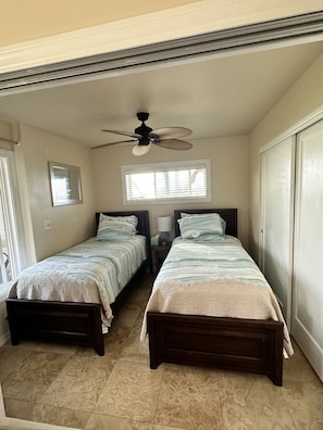 2 bedrooms, free WiFi, bed sheets - Amazing views from this ground floor, corner unit steps from the beach! (Kapaʻa)