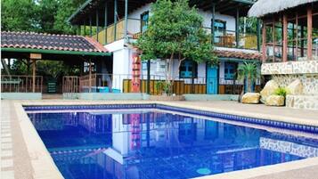 Una piscina al aire libre