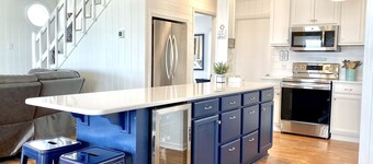 OCEANFRONT, Renovated 4BR, 3BA Home Sleeps 8