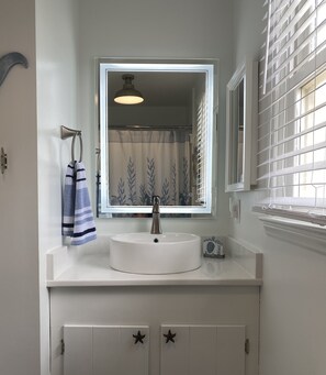 Combined shower/bathtub, towels - OCEANFRONT, Renovated 4BR, 3BA Home Sleeps 8 (Holden Beach)