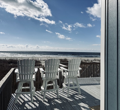 OCEANFRONT, Renovated 4BR, 3BA Home Sleeps 8