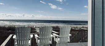 OCEANFRONT, Renovated 4BR, 3BA Home Sleeps 8