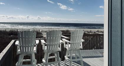 OCEANFRONT, Renovated 4BR, 3BA Home Sleeps 8
