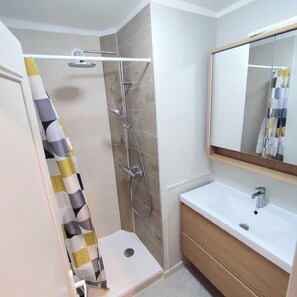 Shower, free toiletries, towels, soap