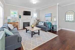 TV connectée, cheminée, livres, médiathèque