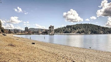 Beach nearby, sun-loungers, beach towels