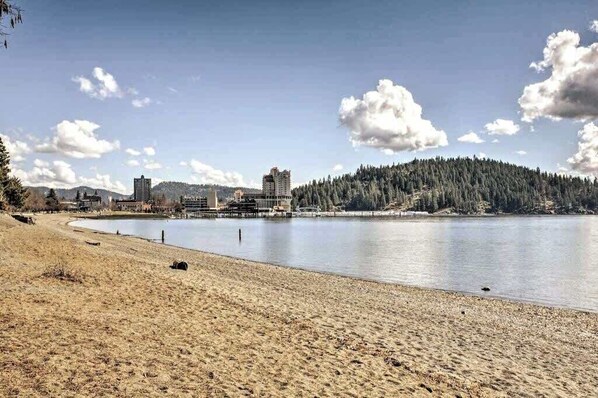 Beach nearby, sun-loungers, beach towels