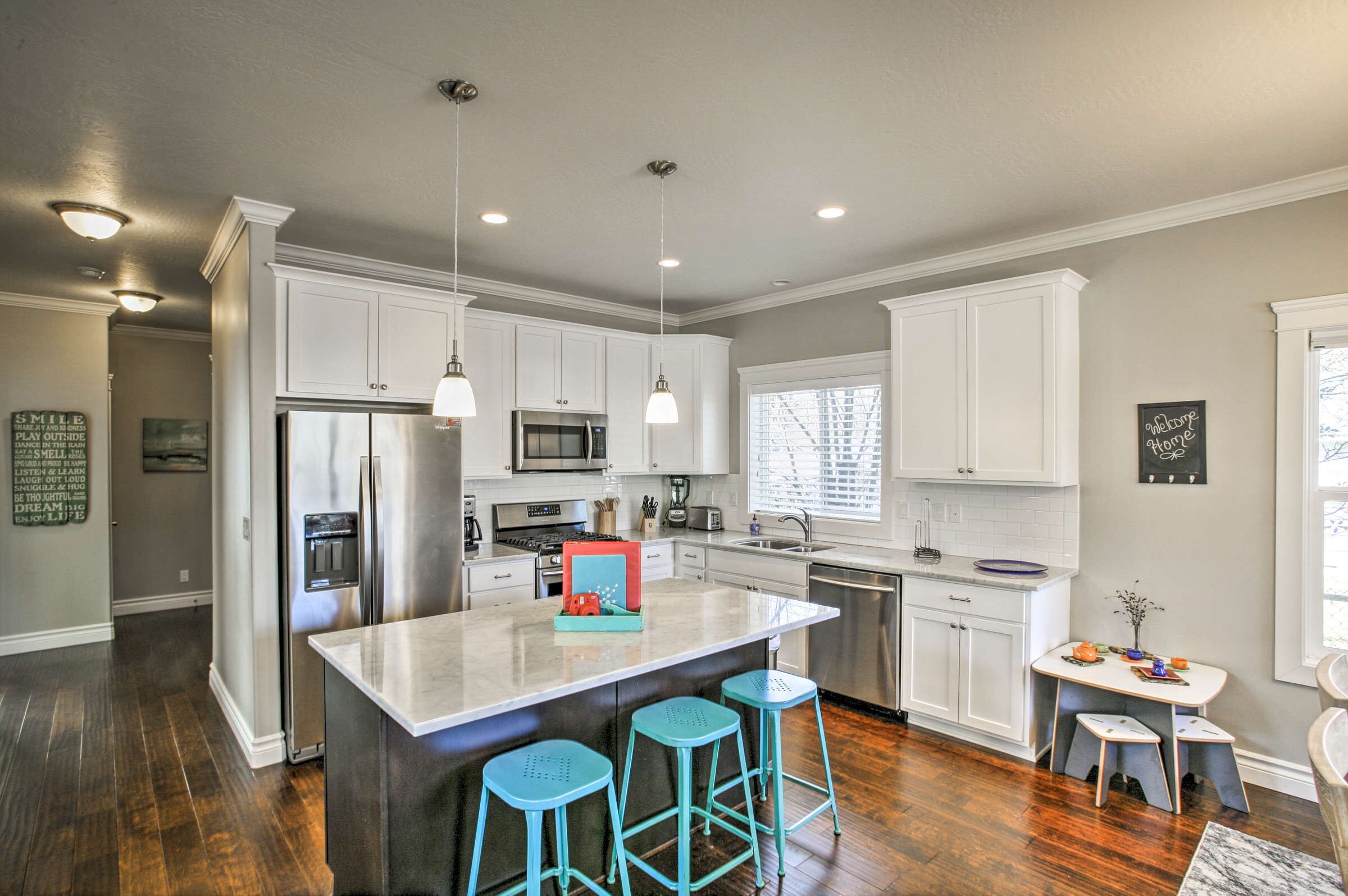 CDA home walking distance to ice skating rink, holiday light show and crusies 