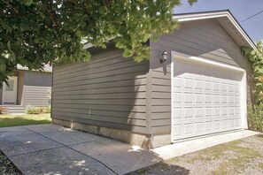 Exterior - Family home downtown CDA walk to lake and dining (Coeur d'Alene)