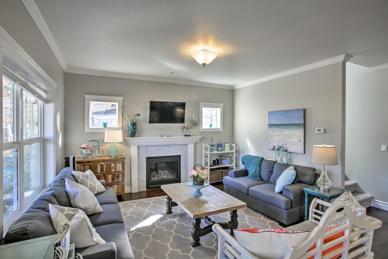 CDA home walking distance to ice skating rink, holiday light show and crusies 