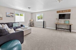 Smart TV, fireplace, books, offices - Family home downtown CDA walk to lake and dining (Coeur d'Alene)