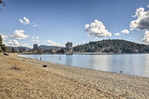 Playa en los alrededores, camastros y toallas de playa 