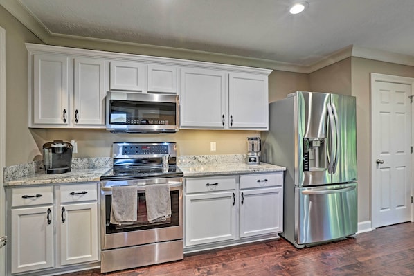 Fridge, microwave, stovetop, dishwasher