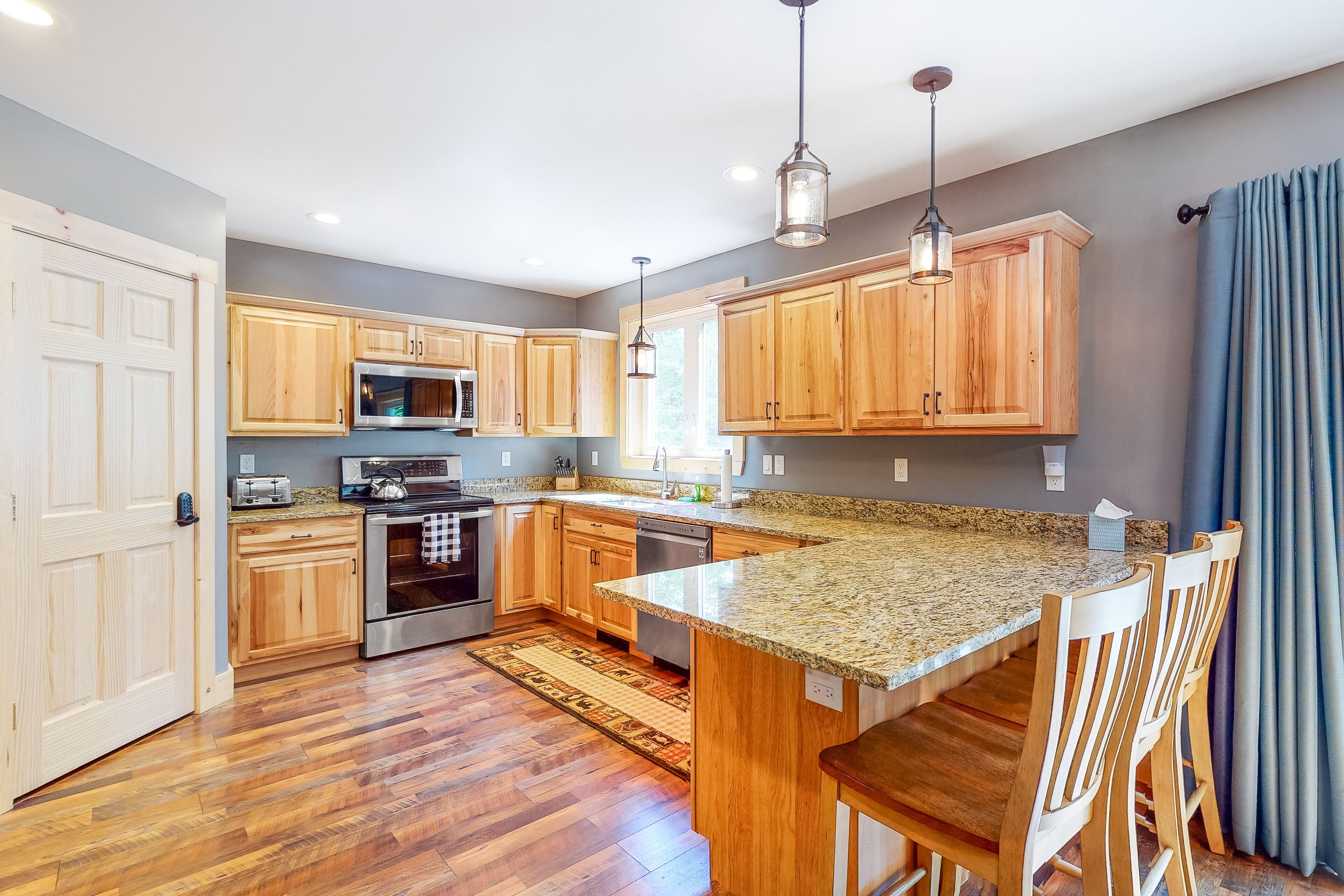 Chic home with game room, fireplace & mountain view - near Story Land & skiing