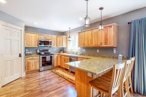 Fridge, microwave, oven, stovetop - Chic home with game room, fireplace & mountain view - near Story Land & skiing (Bartlett)