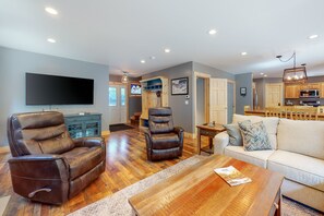 TV, fireplace, video games, Netflix - Chic home with game room, fireplace & mountain view - near Story Land & skiing (Bartlett)